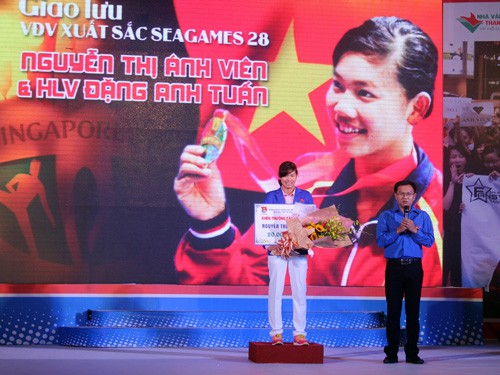 Ánh Viên rạng ngời trong ngày giao lưu với người hâm mộ