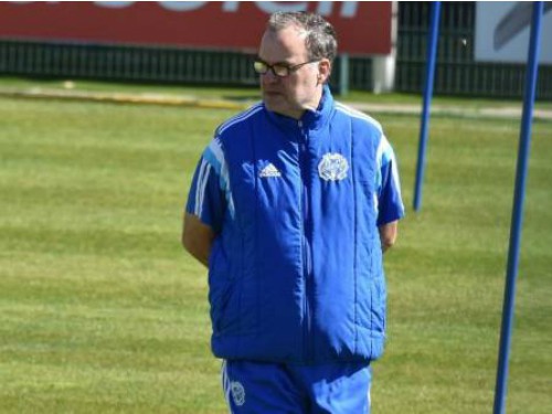 HLV Marcelo Bielsa: Cay cú là bỏ đi du hí