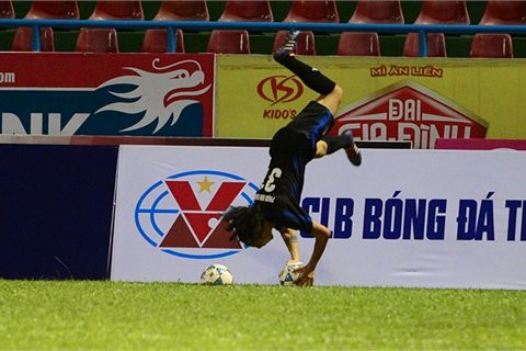 Pha ném biên đầy ngẫu hứng của ca sỹ Phạm Anh Khoa