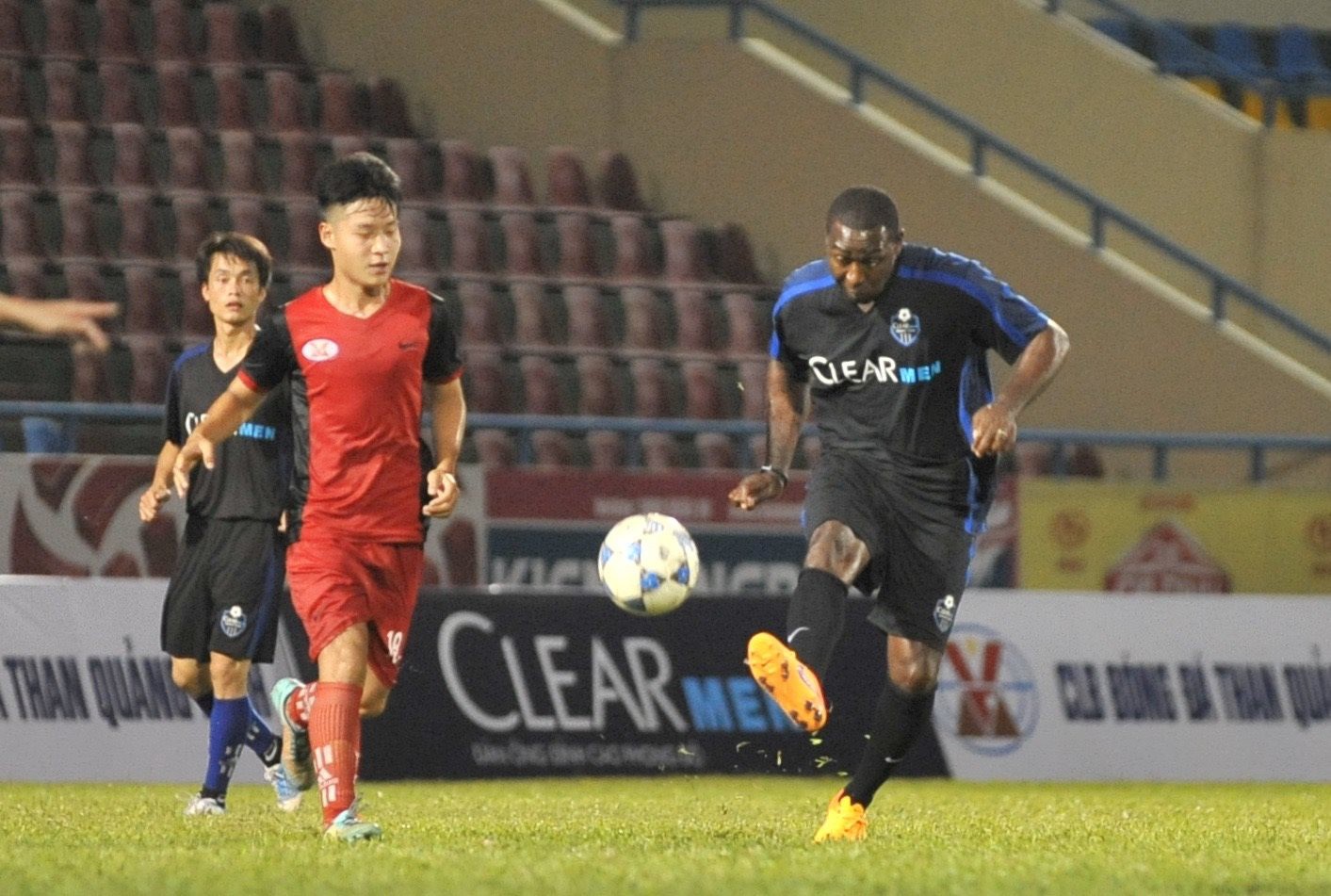 Than Quảng Ninh 5-0 Andy Cole và những người bạn: Thảm bại