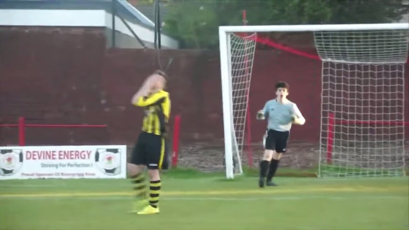Tội nghiệp cầu thủ đội bạn, thủ thành tự ‘ném’ bóng vào lưới