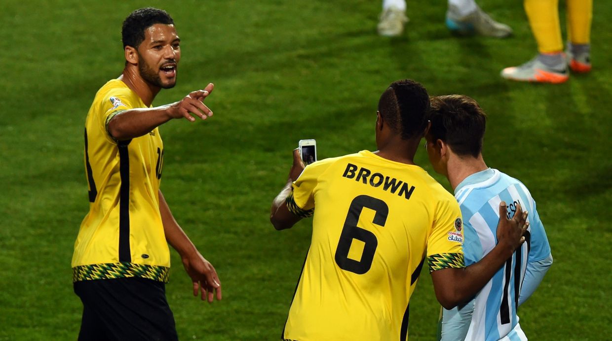 Vào tứ kết Messi đứng chụp ảnh tự sướng cùng cầu thủ Jamaica