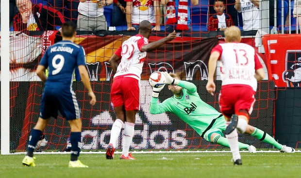 Wright-Phillips hai lần sút hỏng pen khiến đội nhà thua thảm