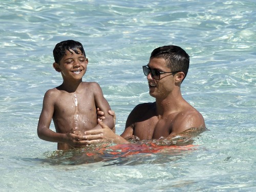 Cristiano Ronaldo: Gà trống nuôi con
