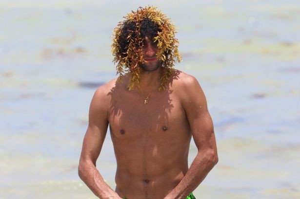 Fellaini đi biển với kiểu tóc không giống ai