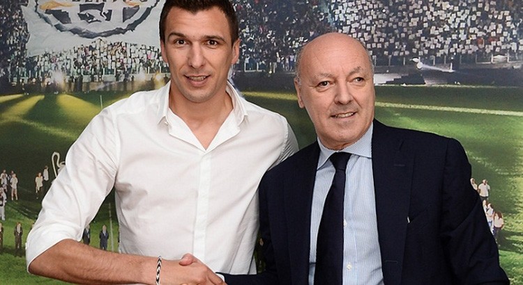 Lão bà chào mừng Mario Mandzukic