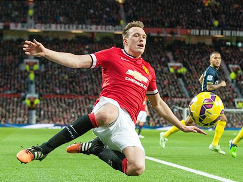 Phil Jones sắp được M.U trọng thưởng
