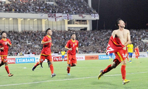 Bàn thắng của Mạnh Dũng vào lưới Arsenal
