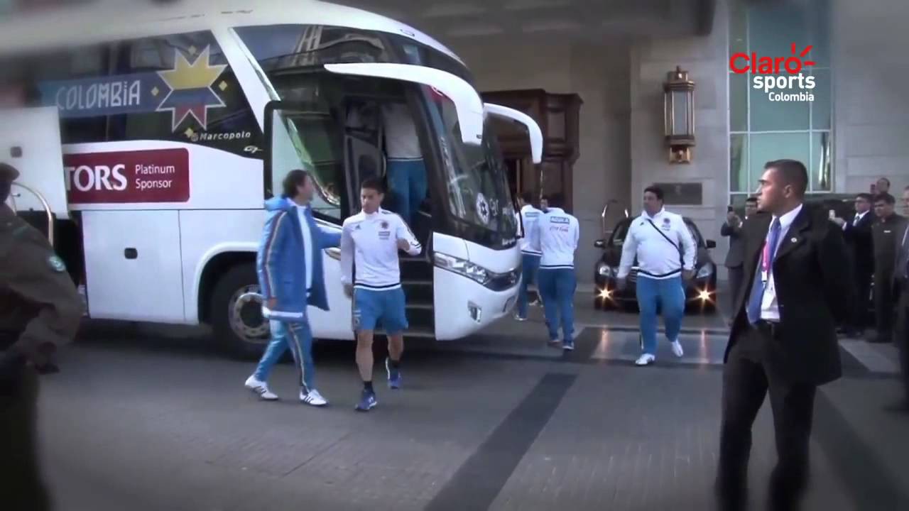 Cử chỉ đẹp của James Rodriguez trước fan nhí khóc như mưa
