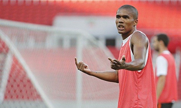 Douglas Costa phô diễn kỹ thuật trên sân tập