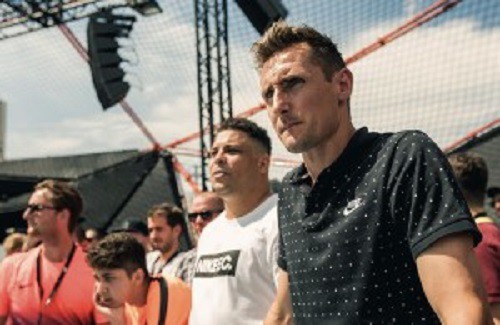 Giải nghệ, Ronaldo (béo) và Klose náo loạn đường phố