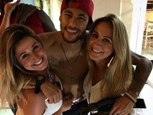 Neymar trở lại Brazil: Sáng lấy bằng lái, đêm chở chân dài