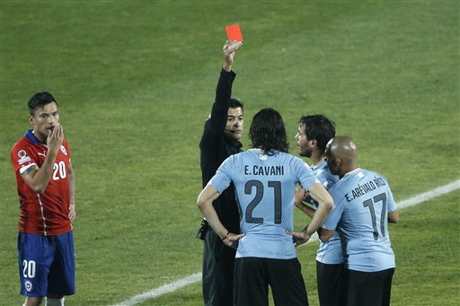 Tấm thẻ đỏ ‘không thể tin nổi’ của Cavani