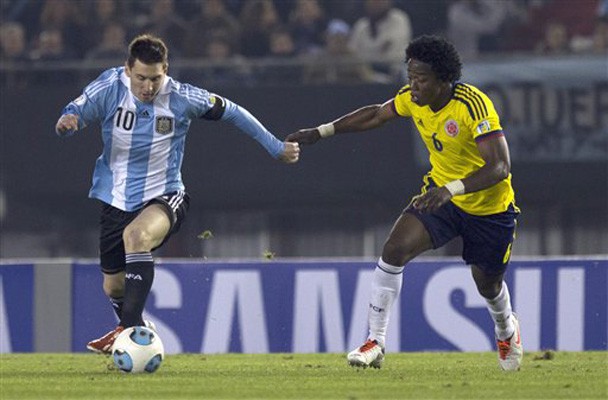 Hàng phòng ngự Colombia đã bị Lionel Messi hành hạ ra sao?