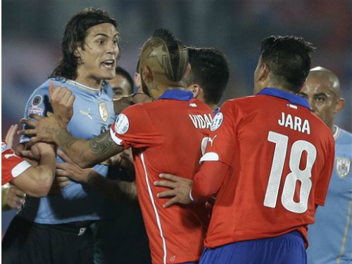 Khiêu khích Cavani ăn thẻ đỏ, hậu vệ Chile đối mặt nguy cơ treo giò