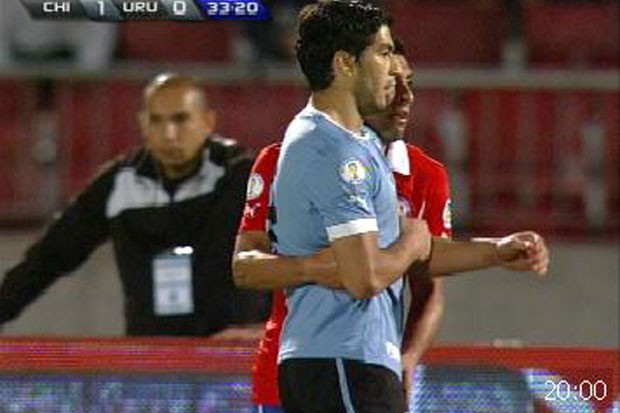 Luis Suarez làm Cavani chịu