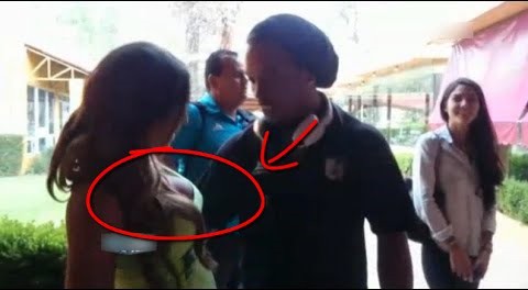 Bắt quả tang Ronaldinho ‘hau háu’ nhìn ngực phóng viên nữ