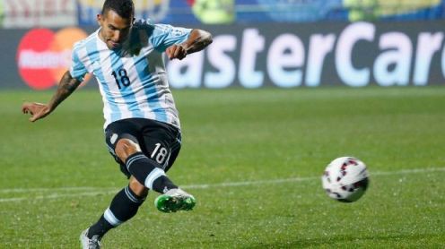 Carlos Tevez ghi bàn siêu nhạy cảm trên sân tập