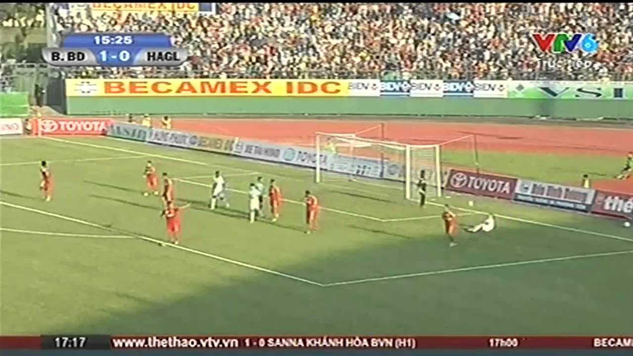 Đáng ra HA.GL phải được hưởng 1 quả penalty sau cú ngã của Công Phượng