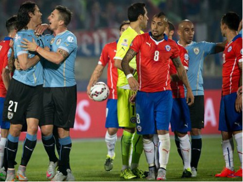 Jara nhận án treo giò hết Copa America sau hành vi “quấy rối” Cavani