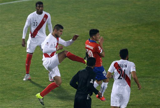 Carlos Zambrano phá bóng cao chân nhân tiện đạp đối thủ