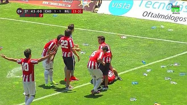 Cầu thủ trẻ Athletic Bilbao ăn mừng trong cơn mưa… chai lọ