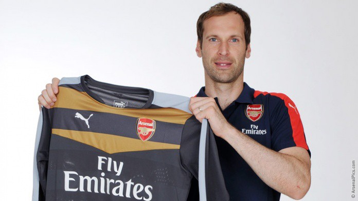 Mặc áo Arsenal, Cech bị fan khủng bố