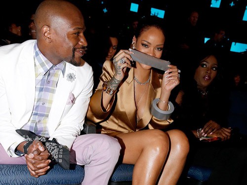 Mayweather bị Rihanna “khóa miệng”