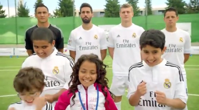 ‘Ronaldo béo’ đánh… bụng ghi bàn trong quảng cáo của Real