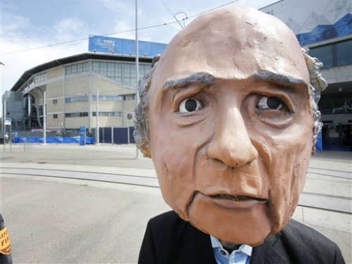 Chủ tịch FIFA Sepp Blatter dính vào rắc rối mới