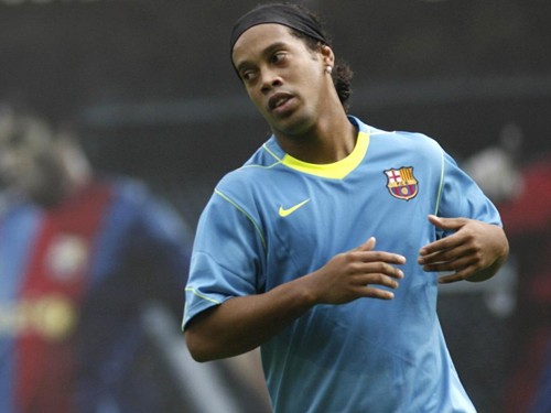 Ronaldinho: Không yêu tiền, chỉ yêu… Eto’o