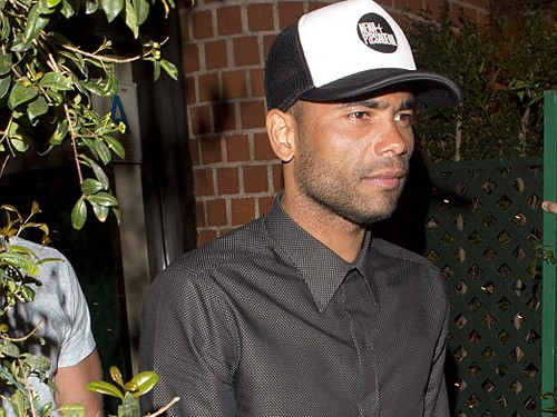 Ashley Cole bị người tình cũ tát rách môi