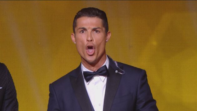 Chú rể khiến cô dâu giật mình vì tiếng gầm CR7