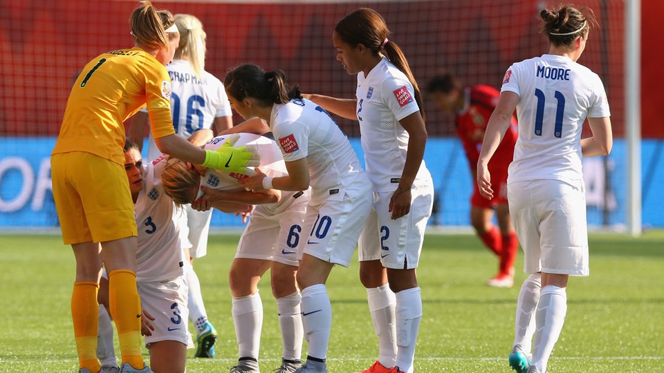 Laura Bassett gục ngã vì pha đốt đền khiến người Anh dừng bước