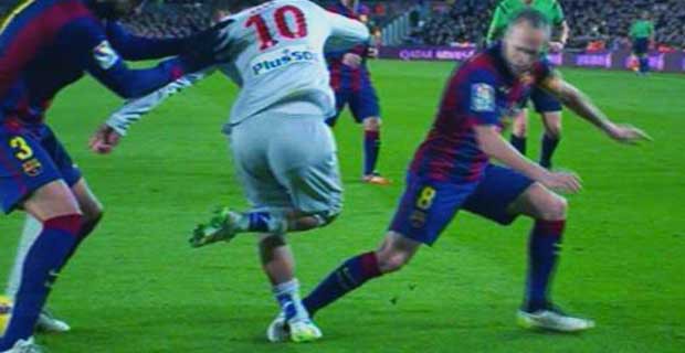 Xem lại pha bóng Arda Turan biến cặp đôi Barca thành những gã hề