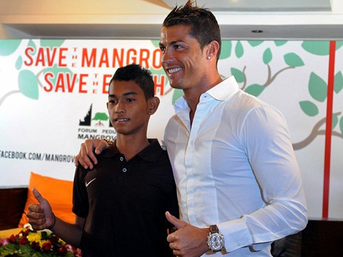 Cậu bé được Ronaldo cưu mang ký hợp đồng với Sporting Lisbon