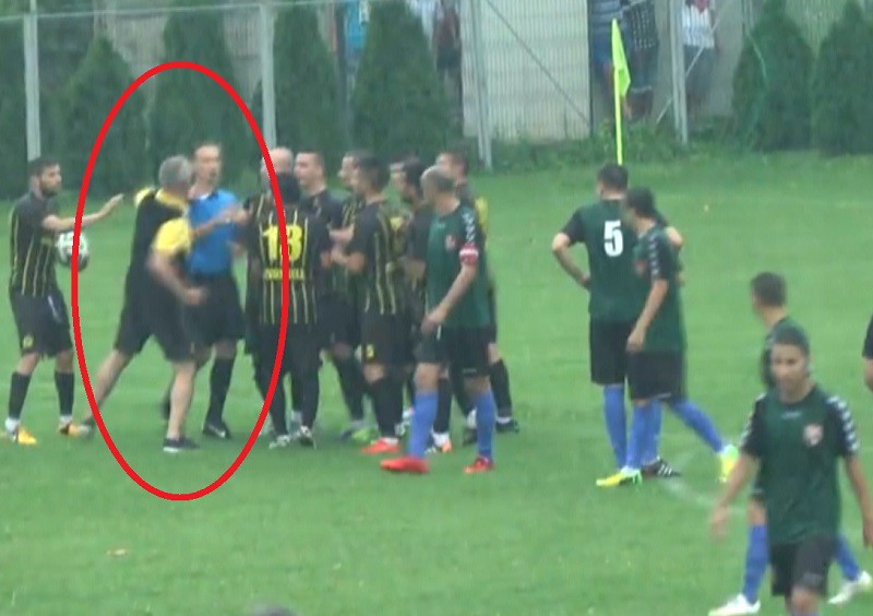 Thổi phạt penalty, trọng tài bị đấm vỡ mặt