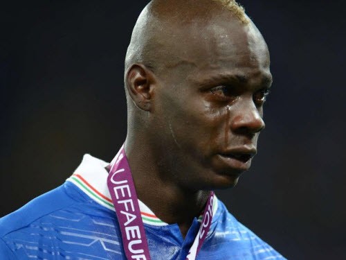 Mario Balotelli: Tiếc thương cha nuôi, tuyệt tình với cha đẻ
