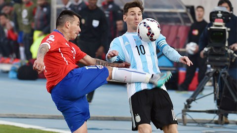 Messi ăn đòn đau, Medel nhận thẻ vàng có đáng?