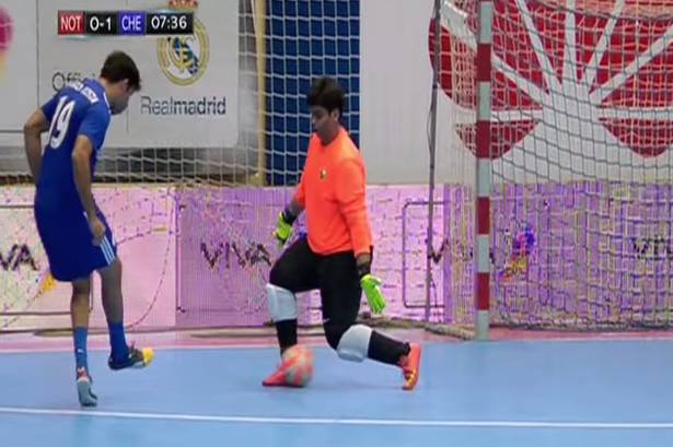 Diego Costa tả xung hữu đột trên sân futsal