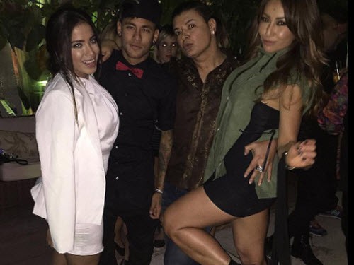 Neymar lại tiệc tùng thâu đêm