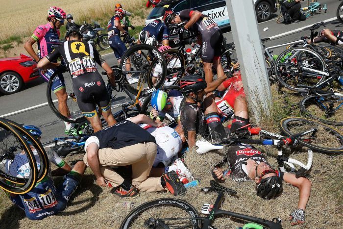 Tai nạn liên hoàn của 20 tay đua tại Tour de France