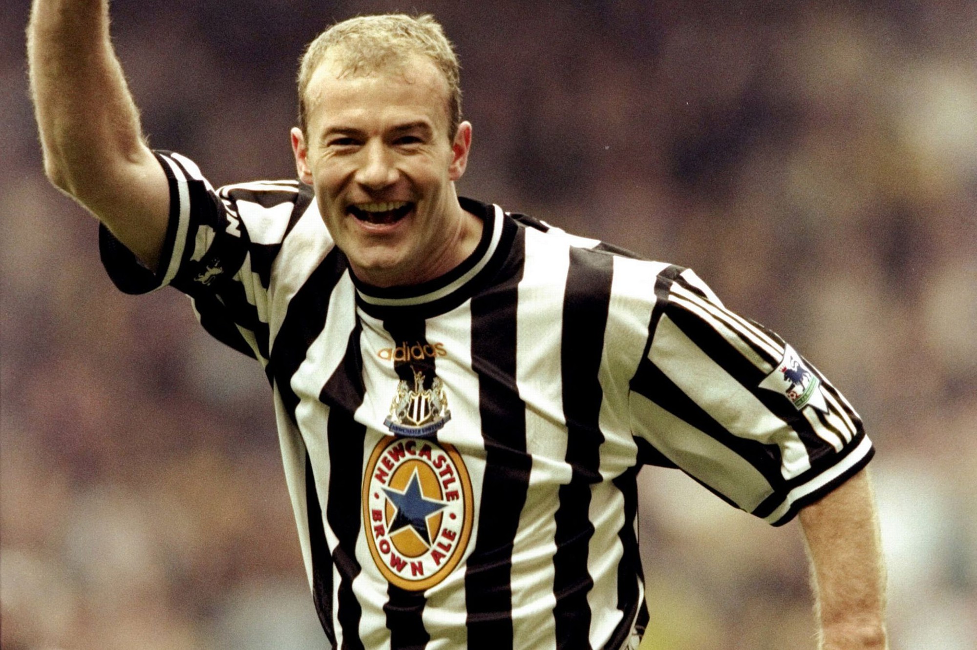 Huyền thoại Alan Shearer trổ tài trong vườn