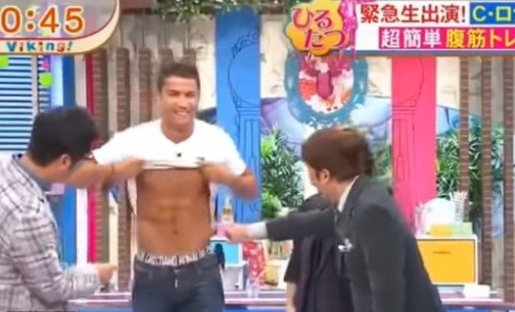 Người Nhật phát cuồng khi CR7 khoe cơ bụng trên truyền hình