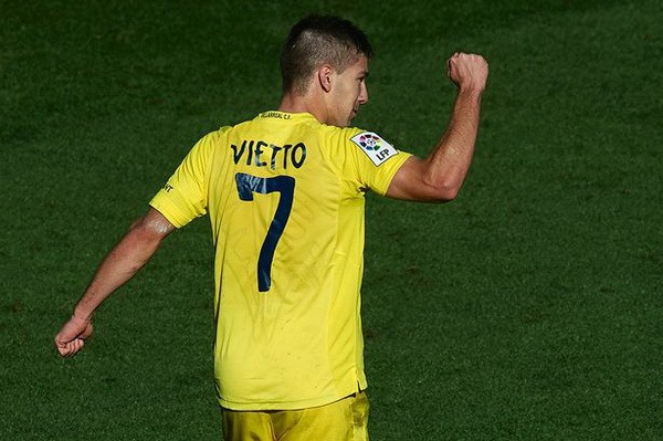 Tân binh Atletico Madrid bất lực trước… chai nước
