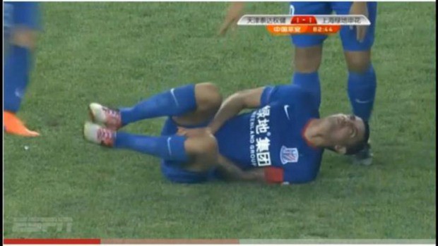 Cahill ‘thốn tận rốn’ sau cú đá hậu của đối phương