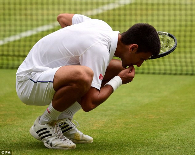 Djokovic ‘gặm cỏ’ sau khi vô địch Wimbledon