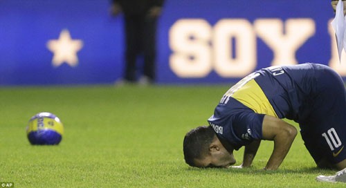 CĐV bắn pháo hoa, Tevez ‘gặm cỏ’ trong ngày về Boca