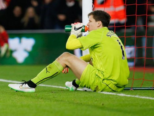 Chống lệnh Wenger, Szczesny chơi hippy crack
