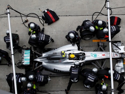 Mercedes F1 bị cảnh cáo vì báo động giả “pit stop”